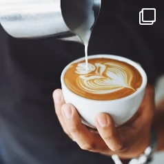 コーヒーにミルクを注ぐ